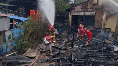 Lukai Warga, Si Jago Merah Lahap Warung Penjual BBM Eceran di Samboja Barat 