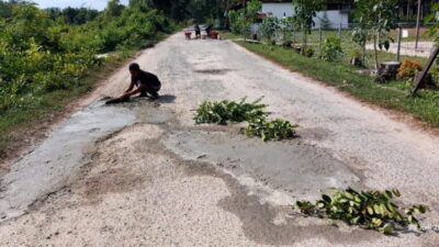 Akses Rusak, Pengelola Pantai Tanah Merah Gotong Royong Perbaiki Jalan Masuk
