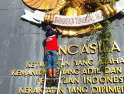 Respon Laporan Warga, DLHK Bersihkan Tanaman Liar di Monumen Pancasila