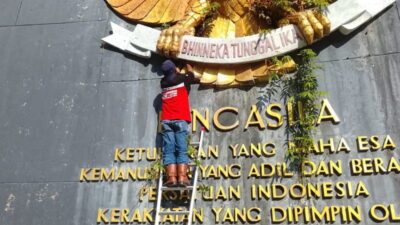 Respon Laporan Warga, DLHK Bersihkan Tanaman Liar di Monumen Pancasila