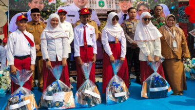 Pemkab Kukar Bagikan Perlengkapan Sekolah Gratis, Orang Tua Siswa Bilang Begini