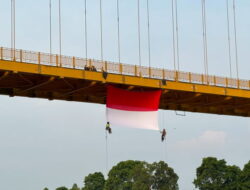Bendera Merah Putih Berkibar di Jembatan Pela yang Mangkrak Puluhan Tahun