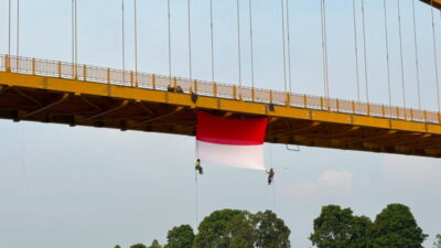 Bendera Merah Putih Berkibar di Jembatan Pela yang Mangkrak Puluhan Tahun