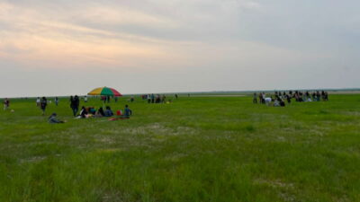 Wisatawan Berdatangan ke Desa Pela Usai Hamparan Hijau Muncul di Danau Semayang