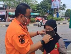 Asap Karhutla Mulai Terasa di Tenggarong, BPBD Bagikan Masker kepada Warga