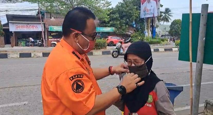 Asap Karhutla Mulai Terasa di Tenggarong, BPBD Bagikan Masker kepada Warga