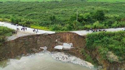 Jalan Utama Muara Muntai Longsor, Akses ke Tenggarong Terputus