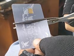 Rekening Aktivis Pati Diblokir, Aksi Gunting Kartu ATM Bank Mandiri Ramai di Media Sosial