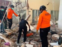 Ruang Tunggu Pelabuhan Maumere Ambruk Diguncang Gempa M 7,7, 1 Orang Tewas