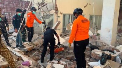 Ruang Tunggu Pelabuhan Maumere Ambruk Diguncang Gempa M 7,7, 1 Orang Tewas