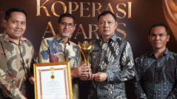 Kepemimpinan Visioner, Bupati Paser Terima Penghargaan Bakti Koperasi Nayaka Mahambara