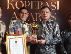 Kepemimpinan Visioner, Bupati Paser Terima Penghargaan Bakti Koperasi Nayaka Mahambara