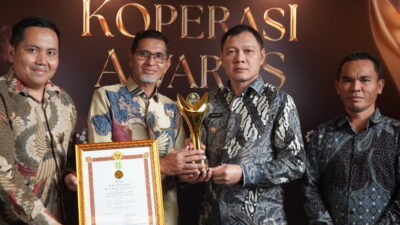 Kepemimpinan Visioner, Bupati Paser Terima Penghargaan Bakti Koperasi Nayaka Mahambara