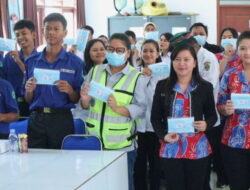 Antisipasi Kabut Asap Karhutla, Belasan Ribu Masker Dibagikan untuk Pelajar Kubar