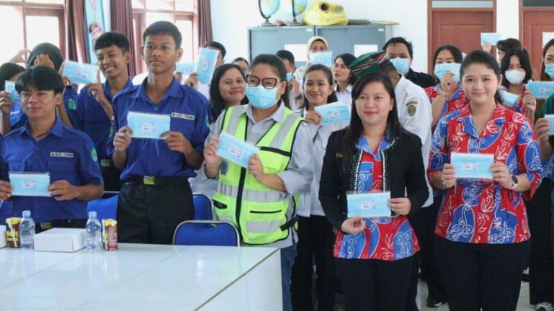 Antisipasi Kabut Asap Karhutla, Belasan Ribu Masker Dibagikan untuk Pelajar Kubar