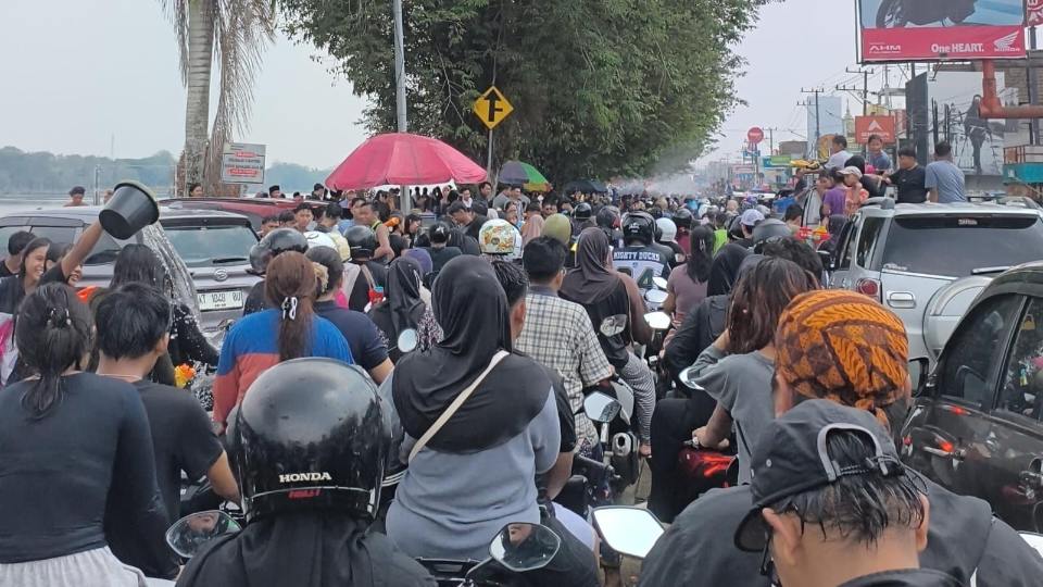 DLHK Kukar Angkut Tiga Ton Sampah Usai Tradisi Belimbur di Tenggarong