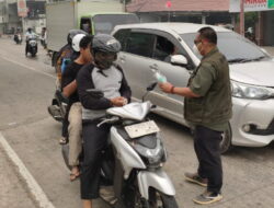 Kabut Asap Pekat Selimuti Tenggarong, BPBD Kukar Bagikan Masker ke Pengendara