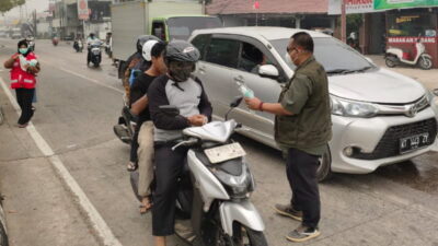 Kabut Asap Pekat Selimuti Tenggarong, BPBD Kukar Bagikan Masker ke Pengendara