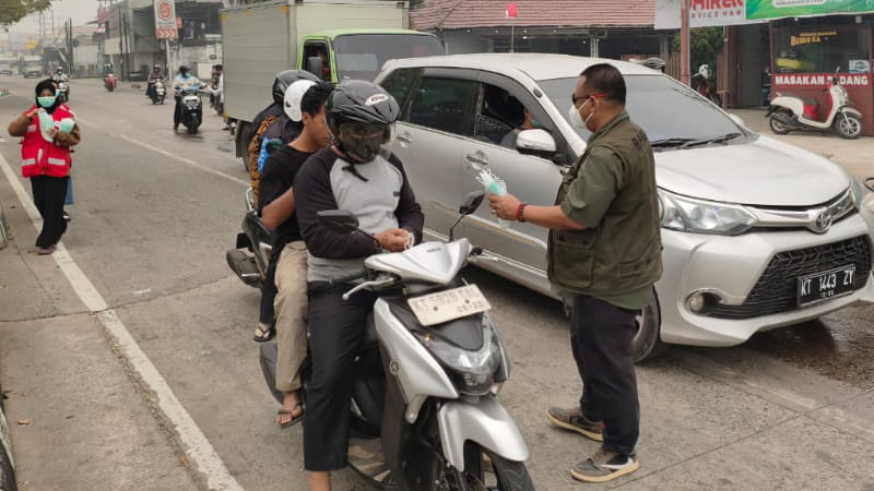 Kabut Asap Pekat Selimuti Tenggarong, BPBD Kukar Bagikan Masker ke Pengendara