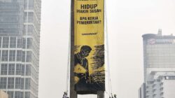 “Bencana Makin Parah, Hidup Makin Susah”, Spanduk Protes Greenpeace untuk Pemerintah