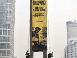 “Bencana Makin Parah, Hidup Makin Susah”, Spanduk Protes Greenpeace untuk Pemerintah