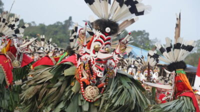 Tradisi dan Semangat Kebersamaan Warnai Festival Hudoq Pakayang di Mahakam Ulu