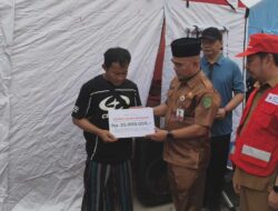 Pemkab Kukar Serahkan Bantuan untuk Korban Kebakaran di Kelurahan Melayu