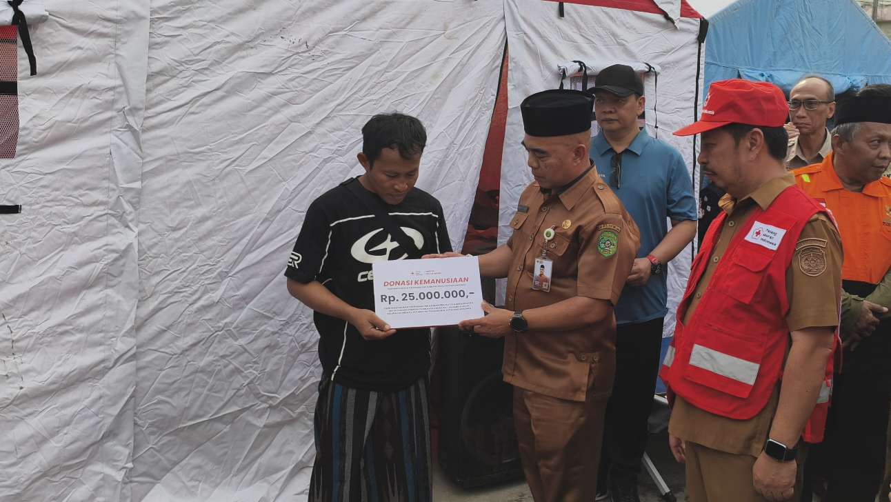 Pemkab Kukar Serahkan Bantuan untuk Korban Kebakaran di Kelurahan Melayu