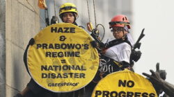 Enam Aktivis Greenpeace Pemasang Spanduk di Bundaran HI Dibebaskan Polisi