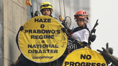 Enam Aktivis Greenpeace Pemasang Spanduk di Bundaran HI Dibebaskan Polisi