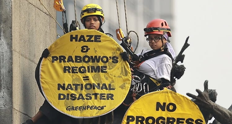 Enam Aktivis Greenpeace Pemasang Spanduk di Bundaran HI Dibebaskan Polisi